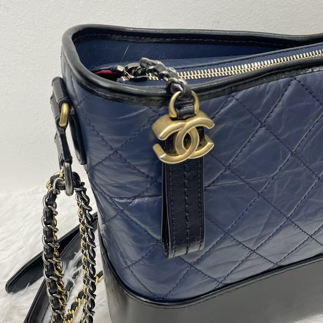 (Preowned) CHANEL Gabrielle Same gender couple style Black with dark blue MM