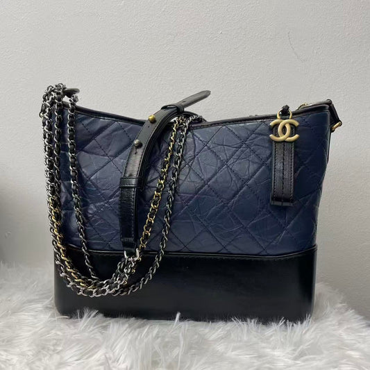 (Preowned) CHANEL Gabrielle Same gender couple style Black with dark blue MM